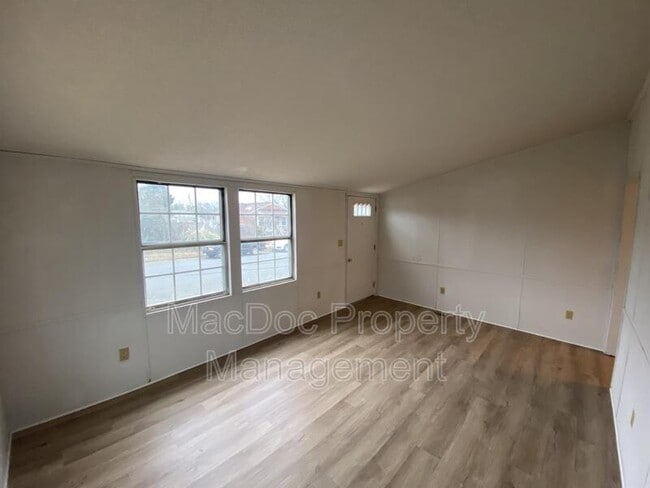 Building Photo - 900 White St