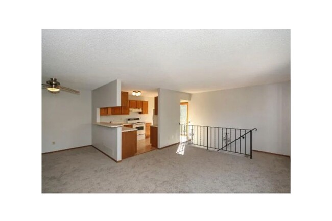 Building Photo - Spacious 2 Bedroom Townhome in Maple Grove!