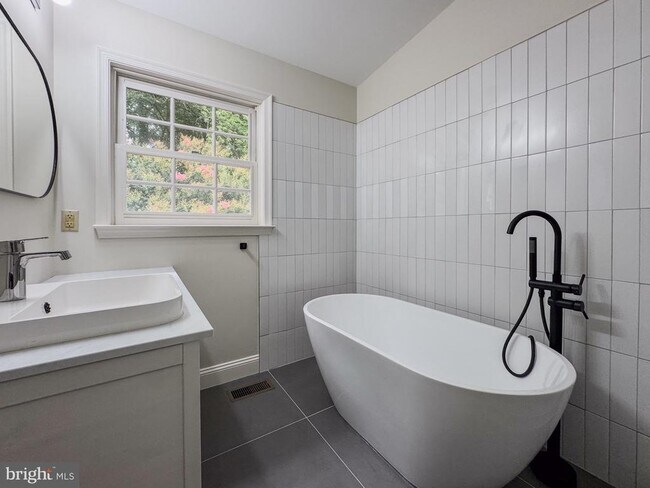 Building Photo - 3906 Valley Ridge Dr