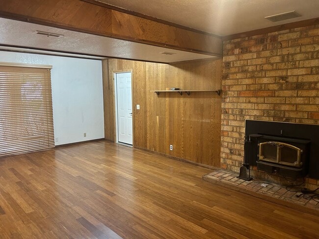 Building Photo - 4 Bedroom Home Near Whatcom Falls