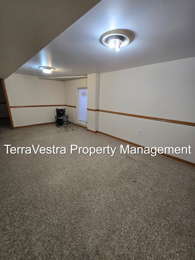 Building Photo - Available 1/2026! 6 Bedroom College Rental 2 Kitchens!!