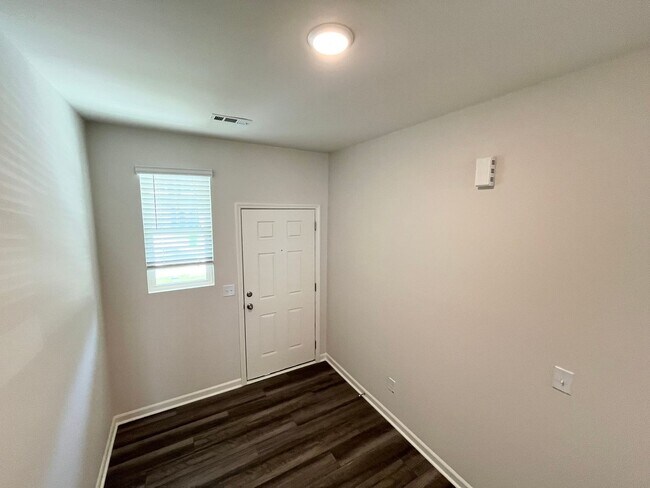 Building Photo - **OFFERING $50 RENT DISCOUNT FOR FIRST 6 MONTHS, REFUNDABLE APPLICATION FEES & $150 MOVE IN PROMO...