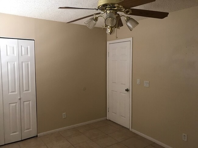 Building Photo - Beautiful 4 Bedroom 2 Bathroom house ( Smo...