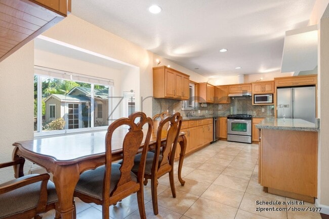 Building Photo - 10609 Creston Dr