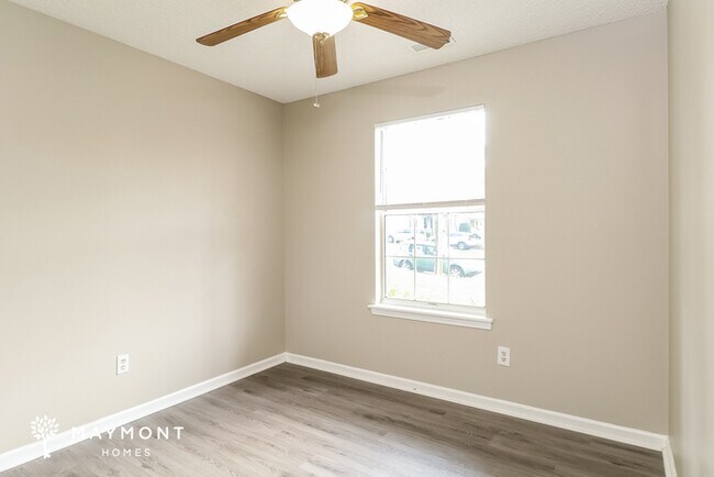 Building Photo - Cozy Three Bedroom