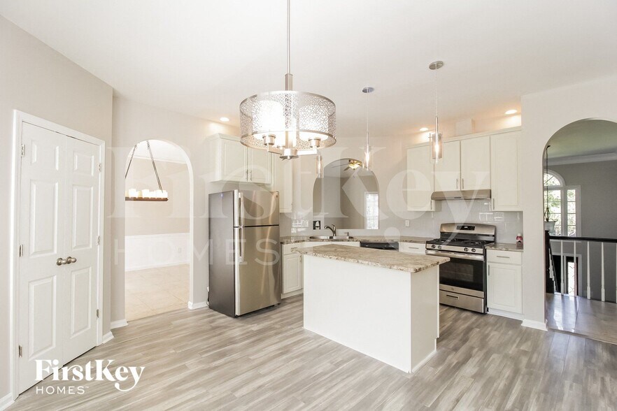 Building Photo - 224 Tennis Ct Ln