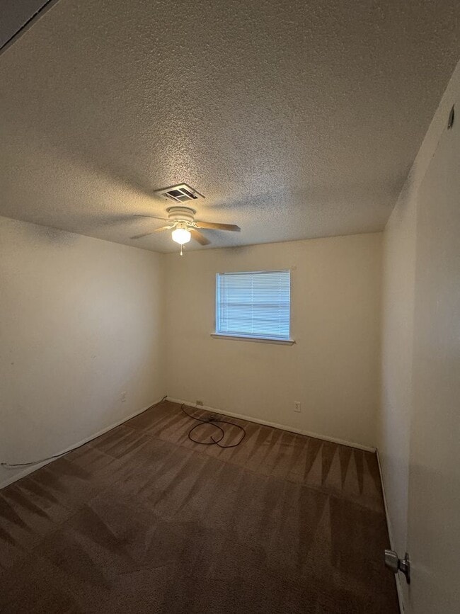 Building Photo - In Town 3 Bedroom 1 Bath House