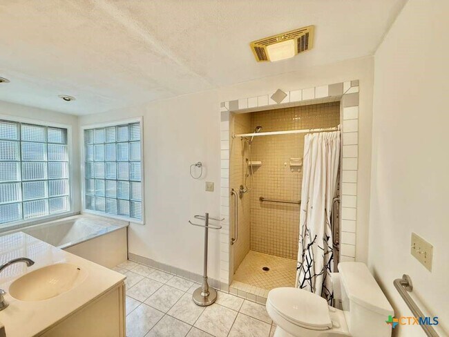 Building Photo - 103 Crestview Dr