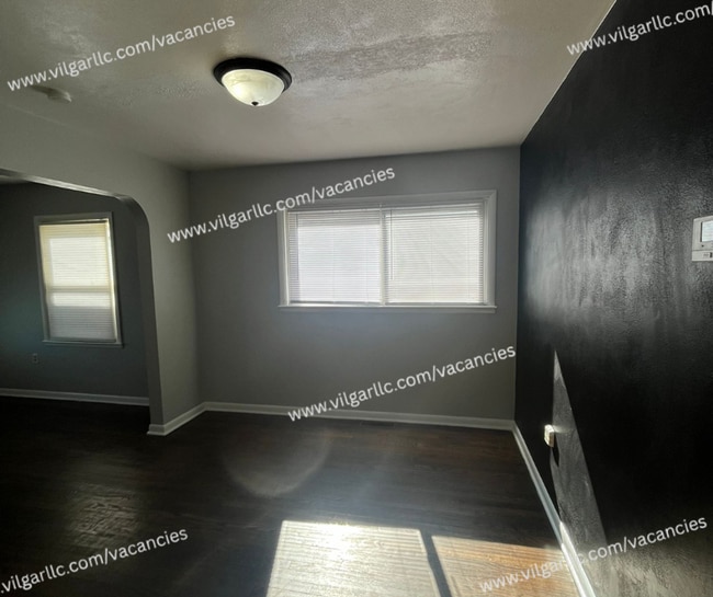 Building Photo - 2 large bedrooms & 1 newly updated bathroo...