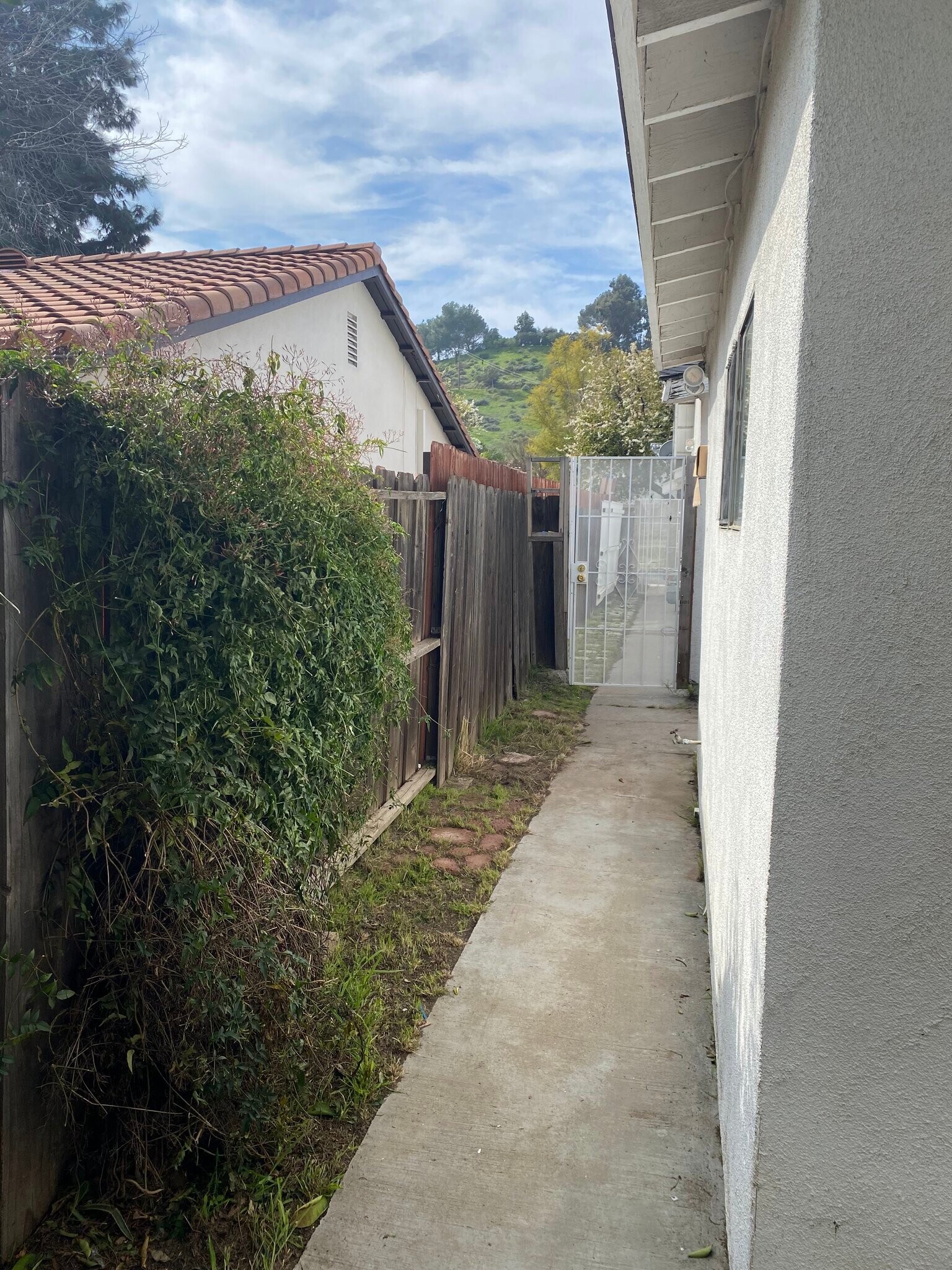 Building Photo - 9430 Glade Ave