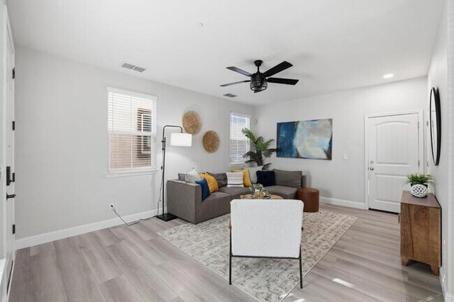 Building Photo - 3017 Village Park Dr