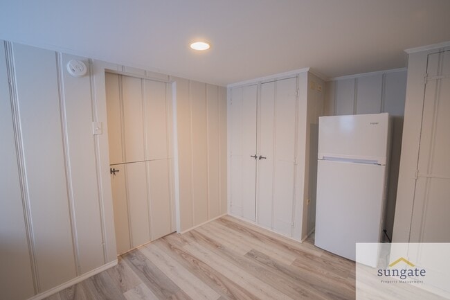 Building Photo - 3043 Pinewood Ave