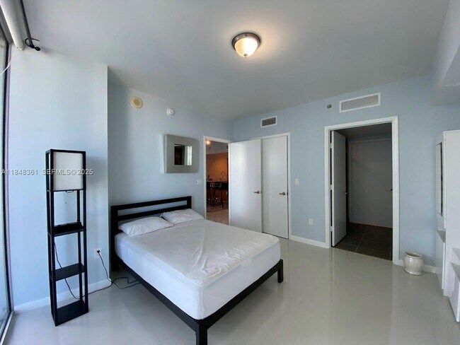 Building Photo - 475 Brickell Ave