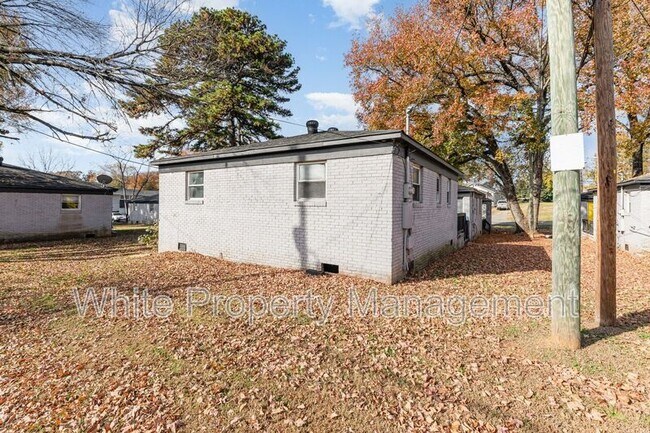 Building Photo - 2317 Julia Ave