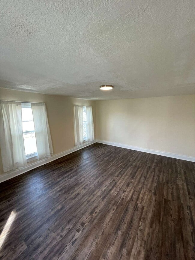 Building Photo - Spacious 3 Bedroom Apartment Near IUP – Ideal for Roommates
