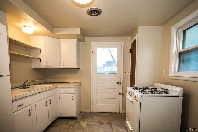 Building Photo - 425 Schuyler St