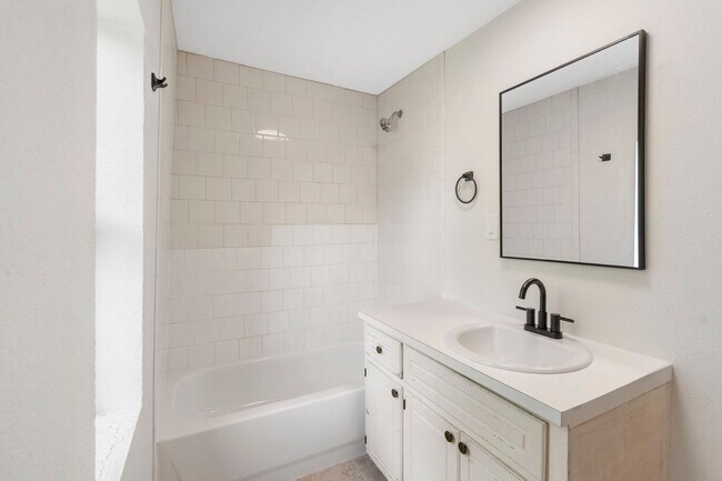 Building Photo - 3 bedroom | 2 bathroom | PETS WELCOME!