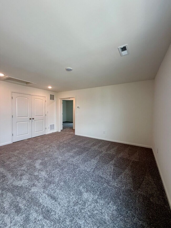 Building Photo - 836 Halford Pl