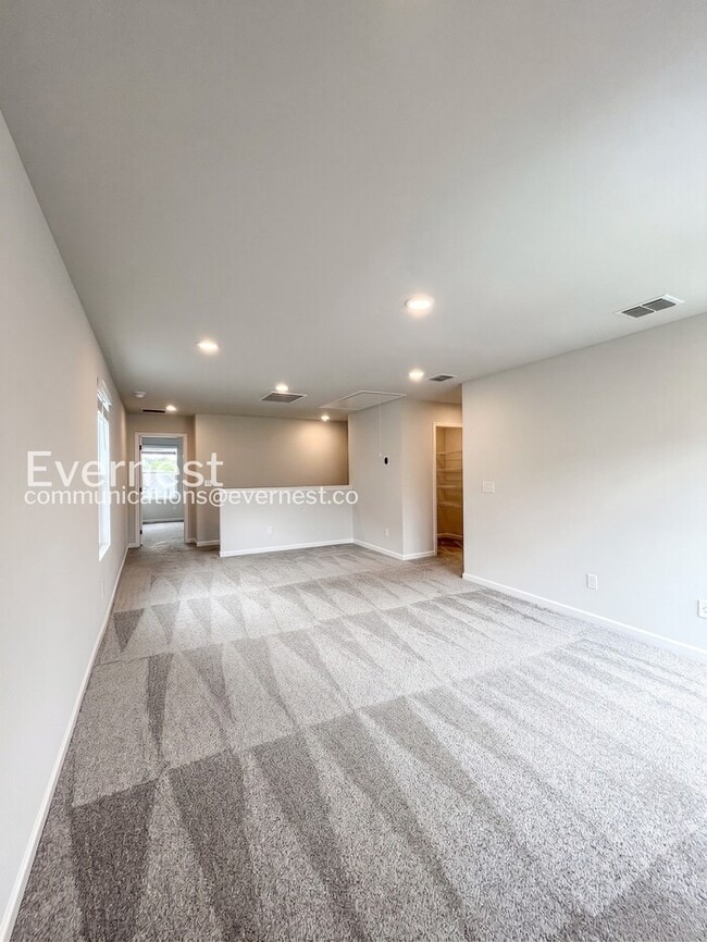 Building Photo - 4 Bed/3 Bath Home with Fenced Yard / Pet-Friendly / Available Now!