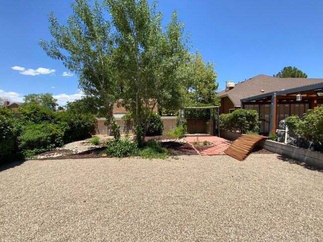 Building Photo - 3 Bedroom Home Available Near Golf Course ...