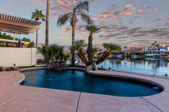 Building Photo - 4 bedroom Lakefront Property