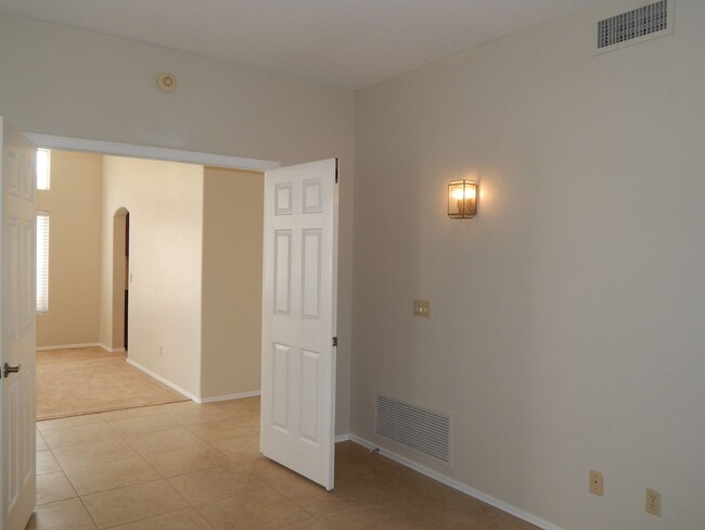 Building Photo - Great 3 Bedroom 2 Bath Home with Den & 3 C...
