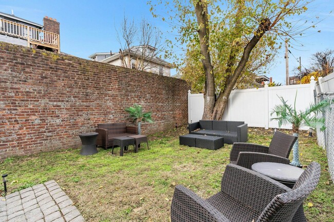 Building Photo - 68 Pine St