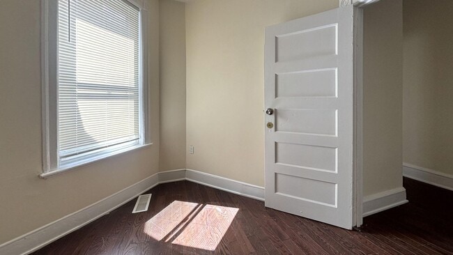 Building Photo - Newly Renovated 4BED 1.5BTH / Stainless Steel Appliances & Washer/Dryer Hookup!