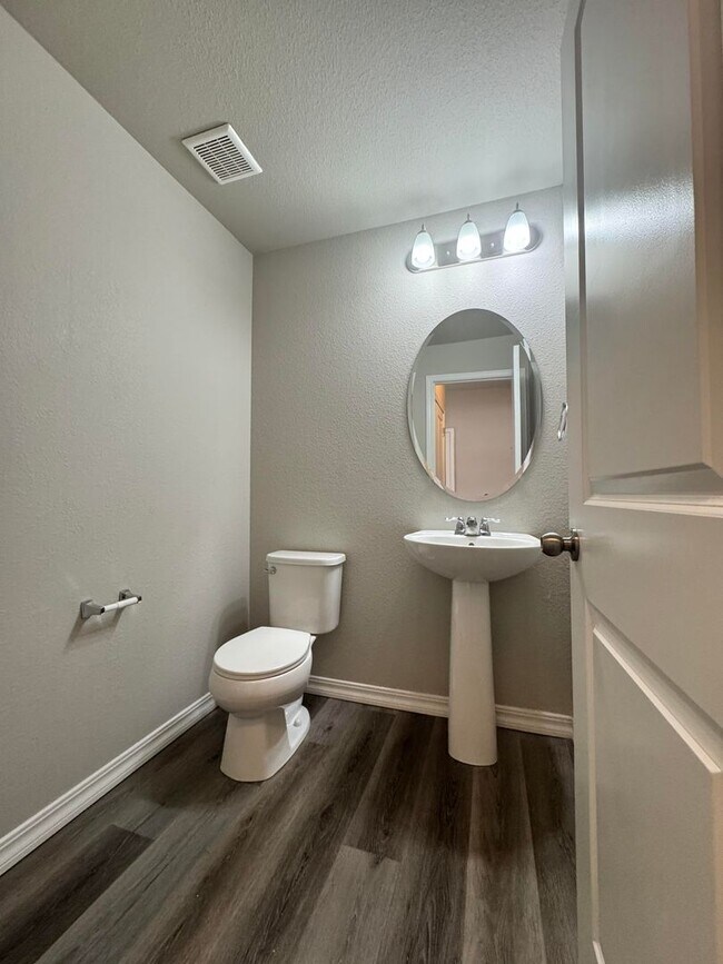 Building Photo - Newer 3 bedroom in Meadowbrook Crossing