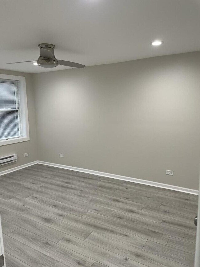 Building Photo - 1303 W Cornelia Ave