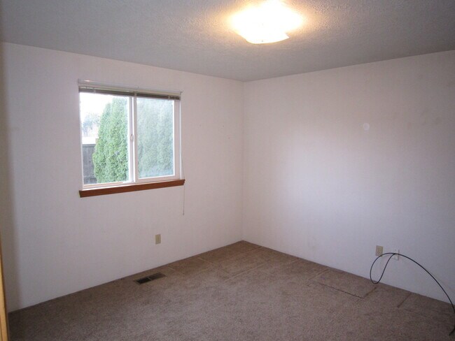 Building Photo - Three Bedroom in South Salem
