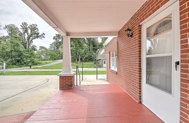 Building Photo - 401 Hillcrest Dr