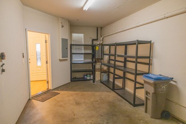 Building Photo - Beautiful 3 bedroom townhouse that is conveniently located