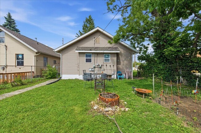 Building Photo - 37-37 S Sherman Dr