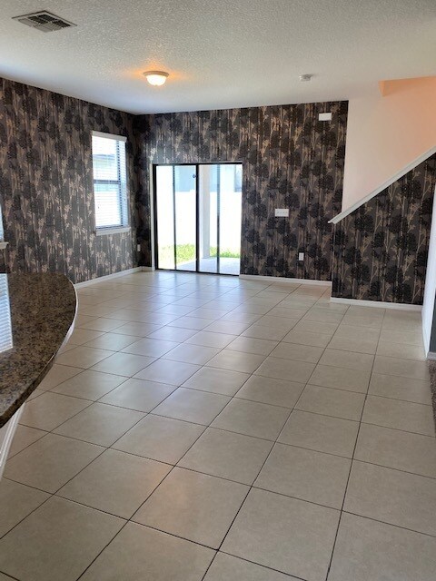 Building Photo - 610 Silverthorn Pl
