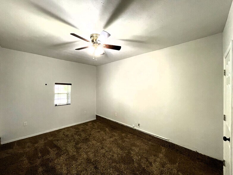 Building Photo - 7400 S Drexel Pl