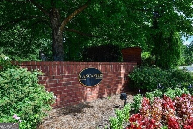 Building Photo - 905 Lancaster Way NW