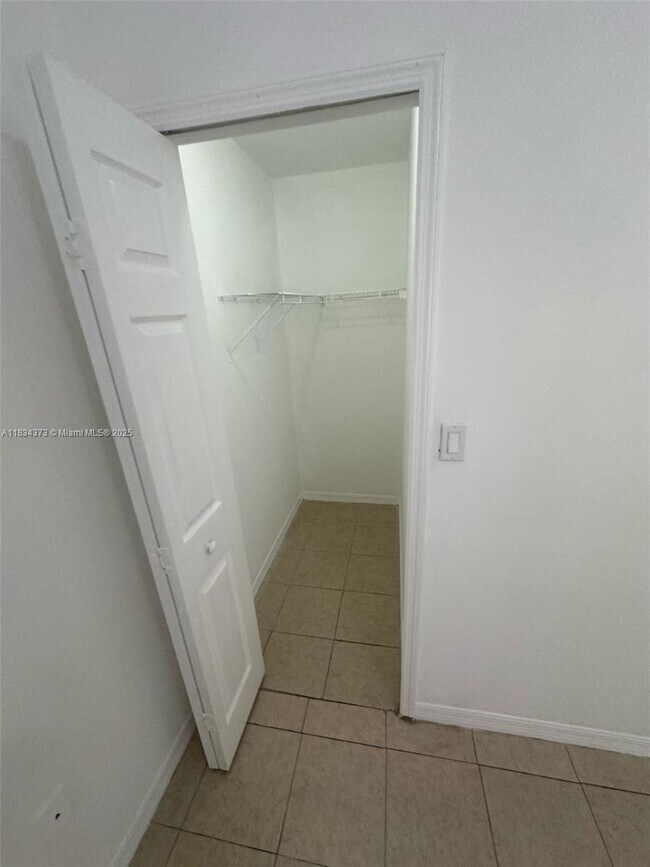 Building Photo - 1260 SE 28th Ct
