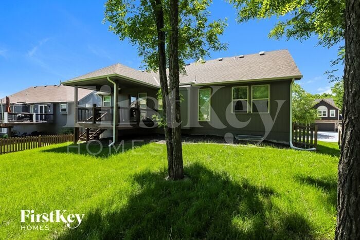 Building Photo - 10736 N Laurel Ave