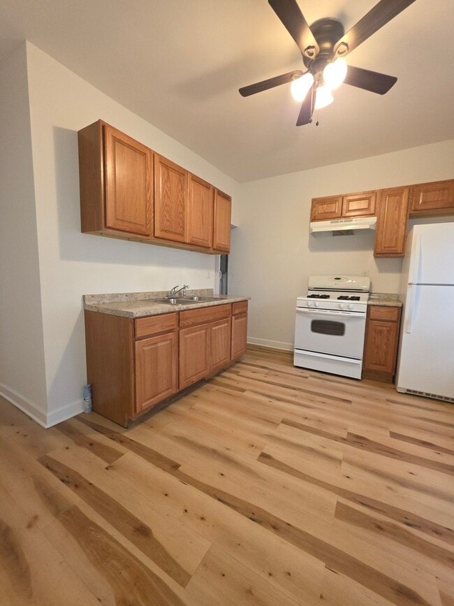 Building Photo - 5816 W Chicago Ave