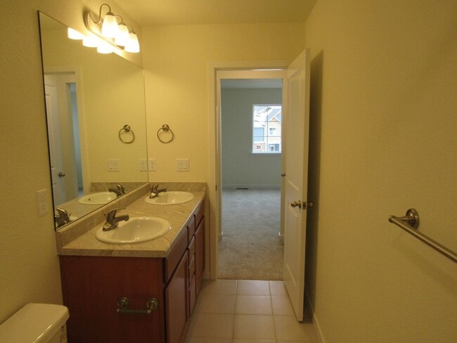 Building Photo - Like new 2Bed, 2.5 Bath with Den/Office To...