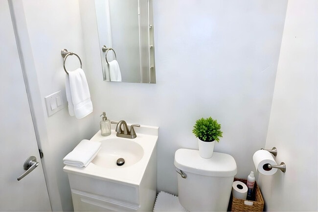 Building Photo - 725 W 1st Ave