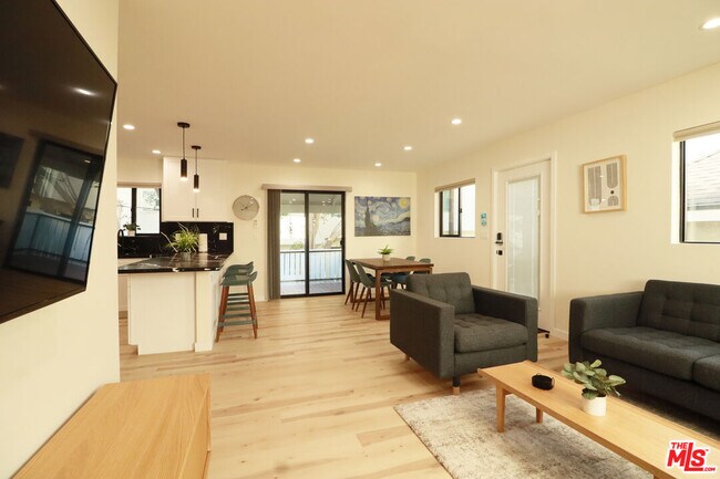 Building Photo - 918 N San Vicente Blvd