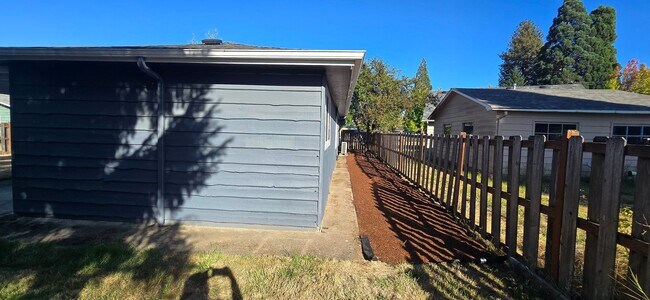 Building Photo - Stunning 4-bedroom 2 bath home