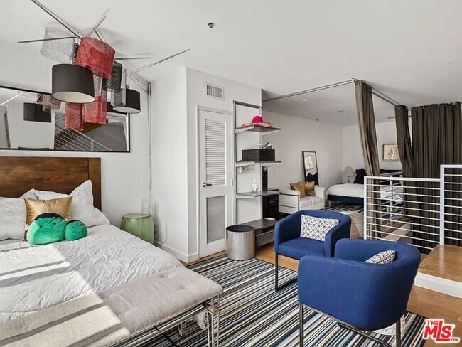 Building Photo - 815 Hampton Dr