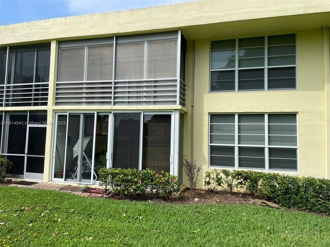 Building Photo - 500 Oaks Ln