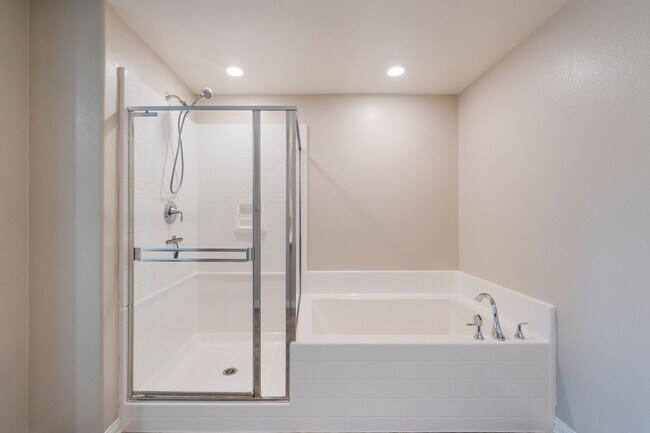 Building Photo - Beautiful Gardena Condominium in Gated Com...