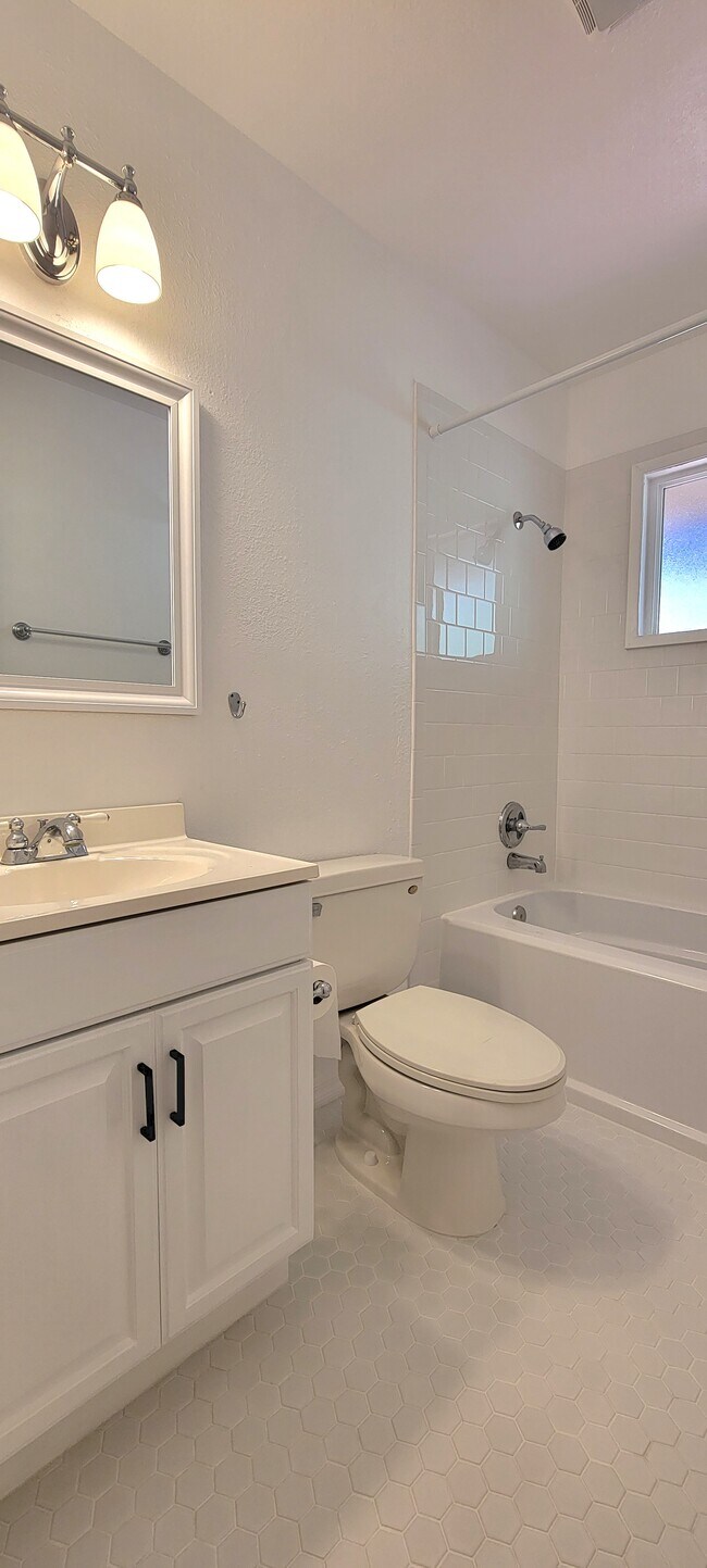 Building Photo - 6216 Stanley Ave