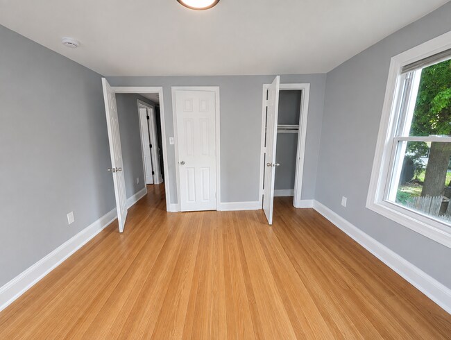 Building Photo - 406 Comstock St
