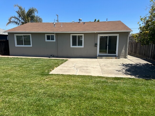 Building Photo - Bright 3BR Home with Central AC, Attached Garage & In-Unit Laundry in Fremont